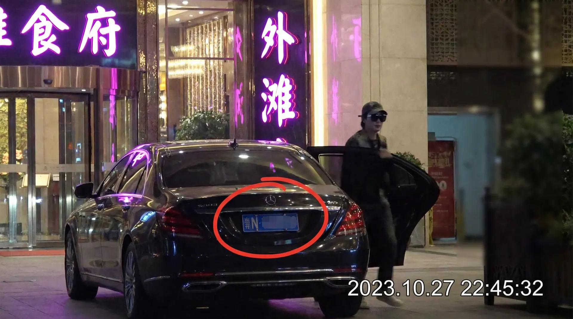 体育竞猜推荐平台网站 - 豪车餐厅外偷拍